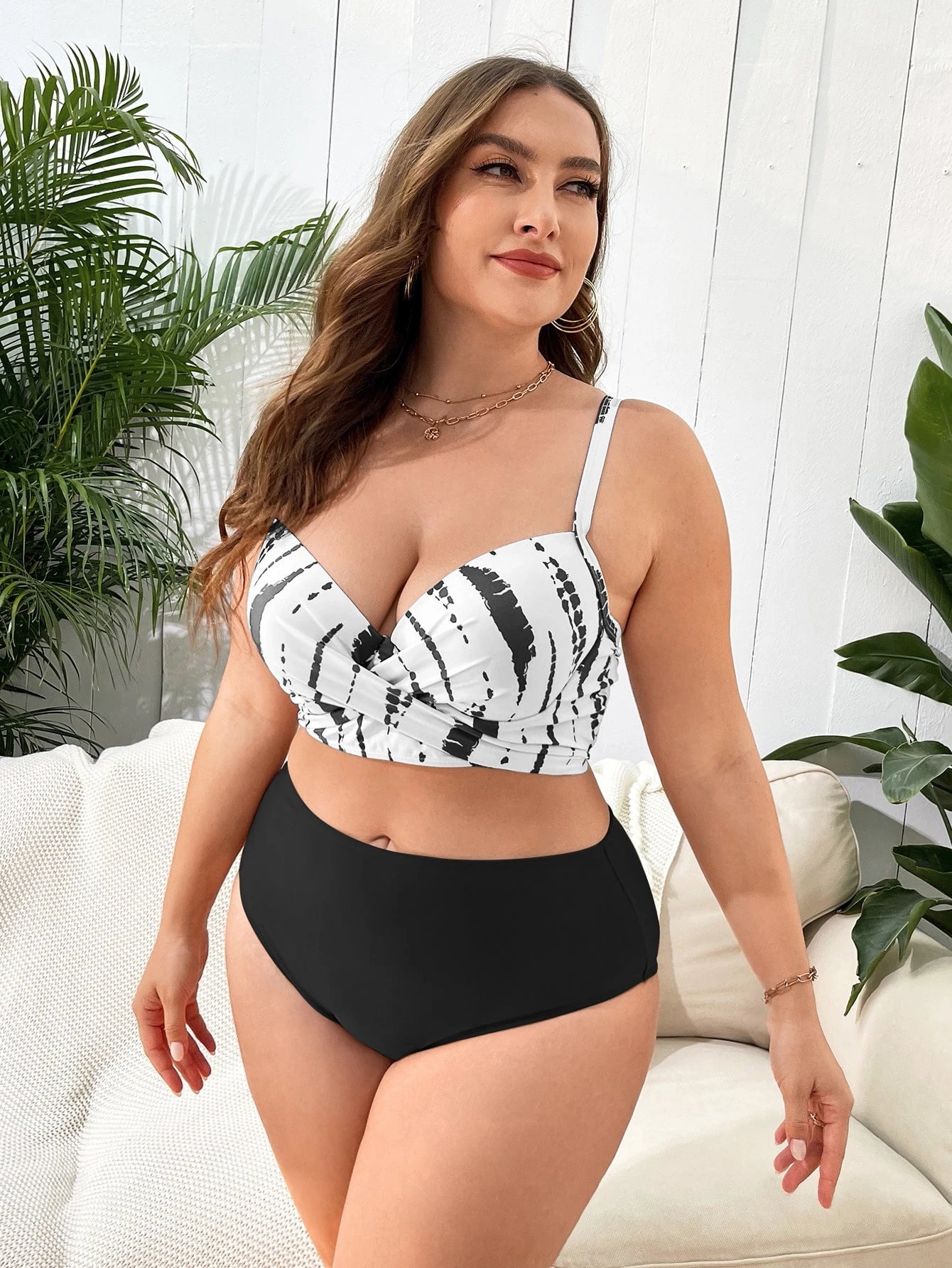 Biquíni Plus Size Hot Pant com Bojo + Saída de Praia