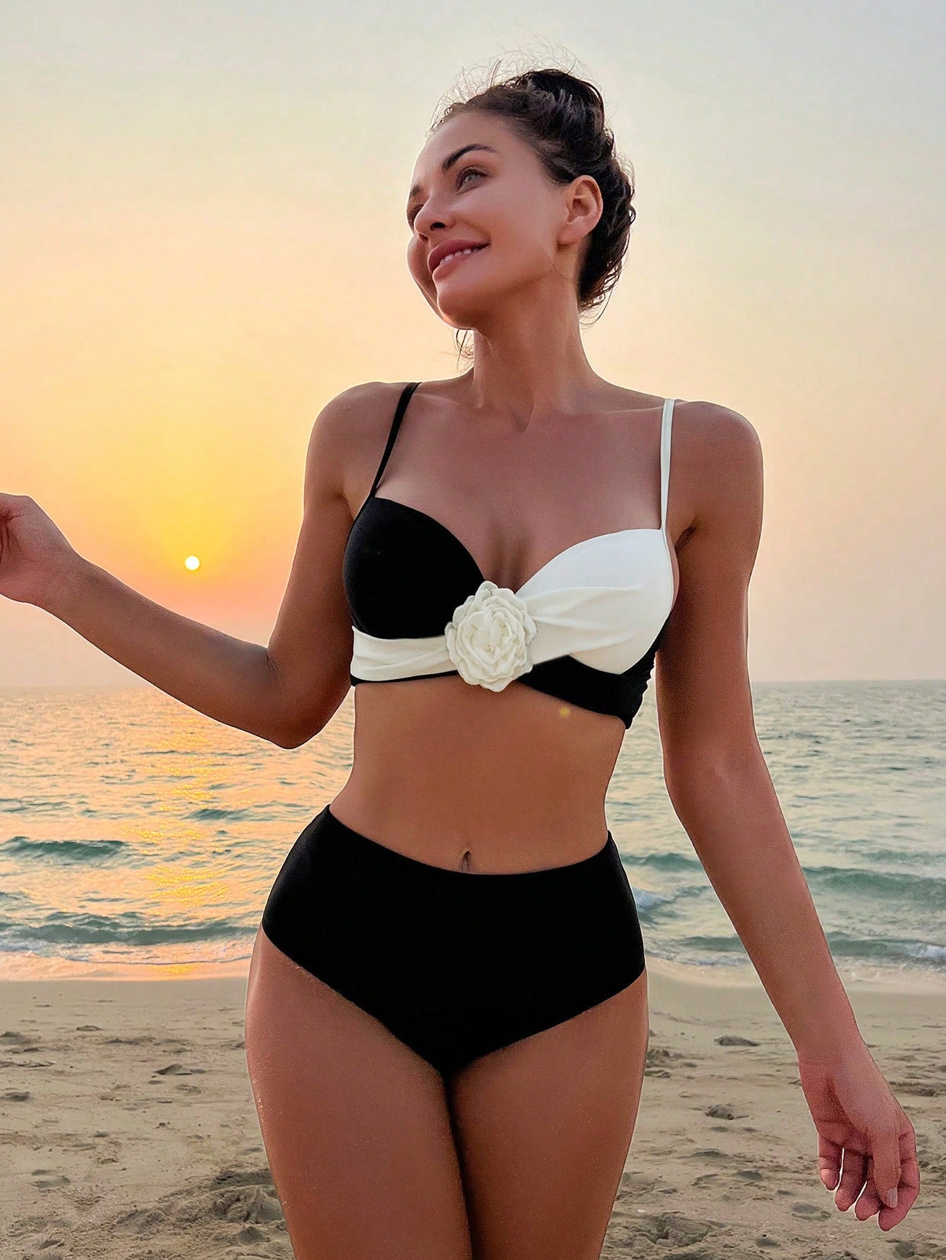 Biquíni com Bojo Hot Pant Cintura Alta com Flor no Meio