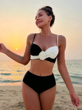 Biquíni com Bojo Hot Pant Cintura Alta com Flor no Meio