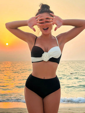 Biquíni com Bojo Hot Pant Cintura Alta com Flor no Meio