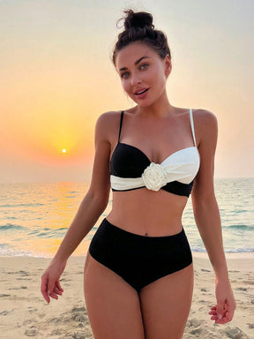 Biquíni com Bojo Hot Pant Cintura Alta com Flor no Meio